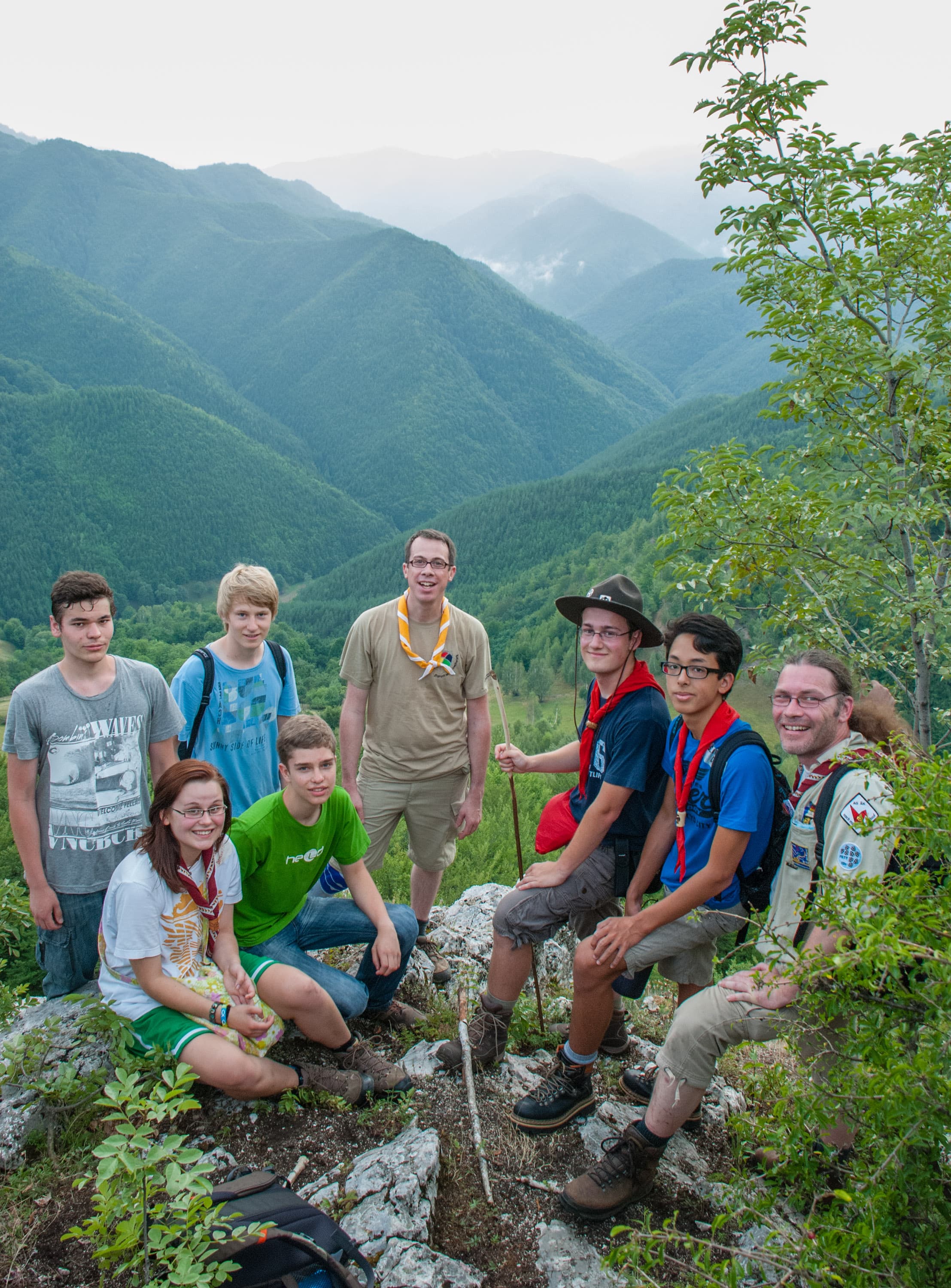 Gruppe auf Felsen mit Karpaten-Panorama, Rumänien 2012