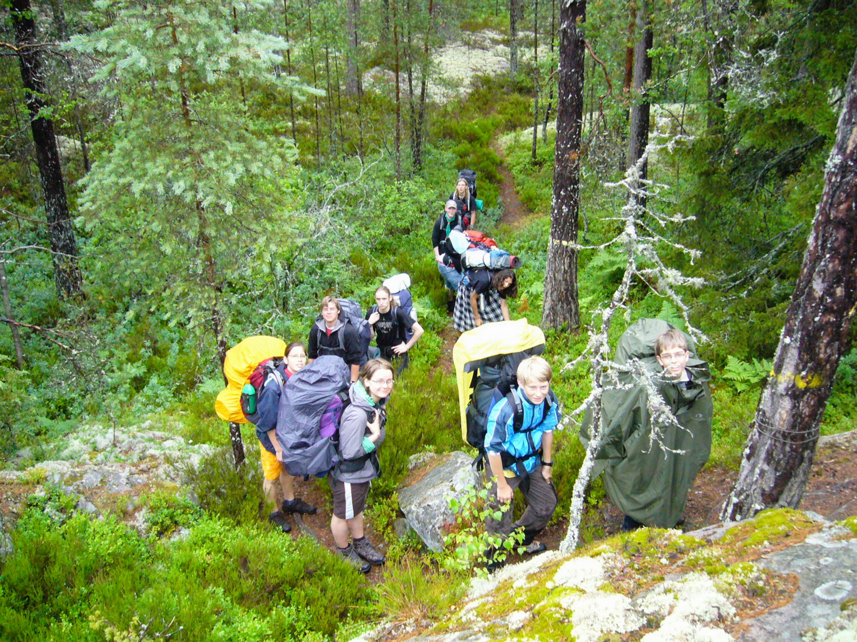 Gruppe auf dem Ostkustleden im schwedischen Wald, 2009