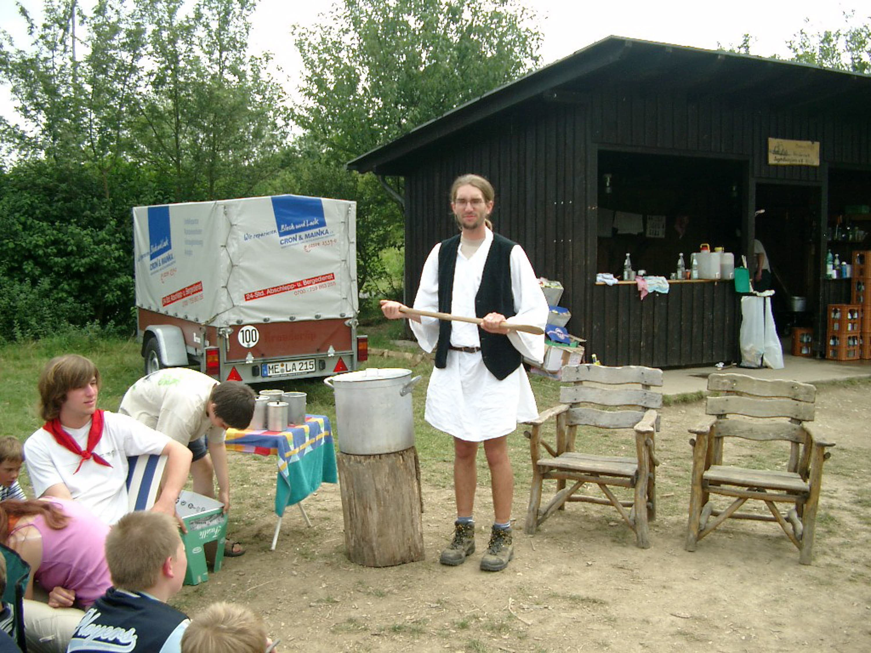 Der "Shrek" des Lagers — mit Schaufel und Kochtopf, 2005