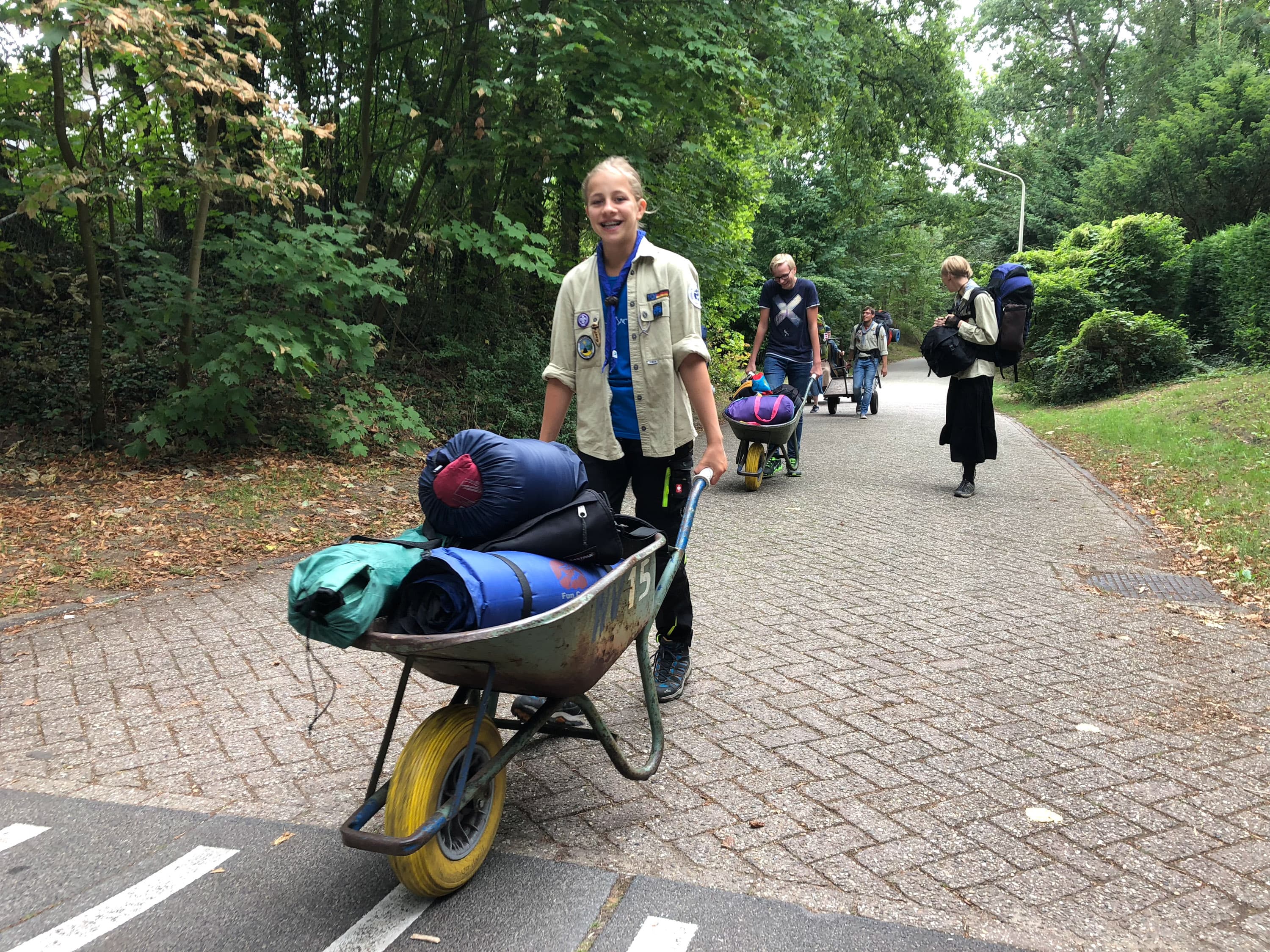 Gepäck-Konvoi per Schubkarre zum Lagerplatz, Zandvoort 2018